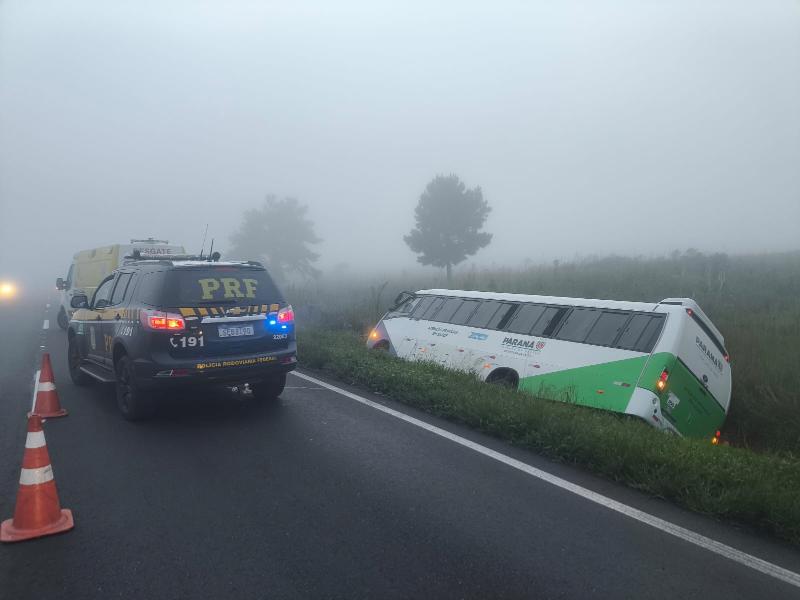 Ônibus da Saúde de Prudentópolis tomba na BR-277 e deixa três pessoas com ferimentos leves