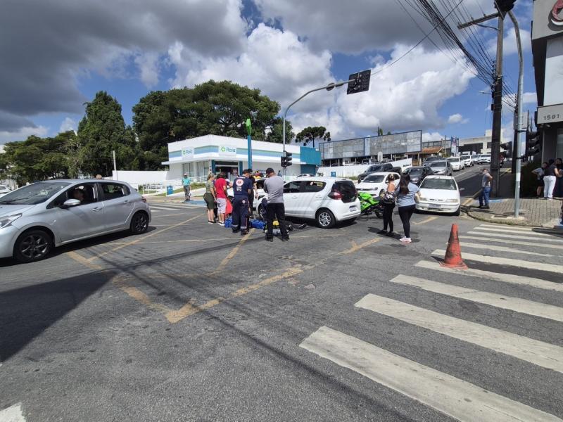 Acidente entre carro e motocicleta deixa jovem ferida no Centro de Campo Largo