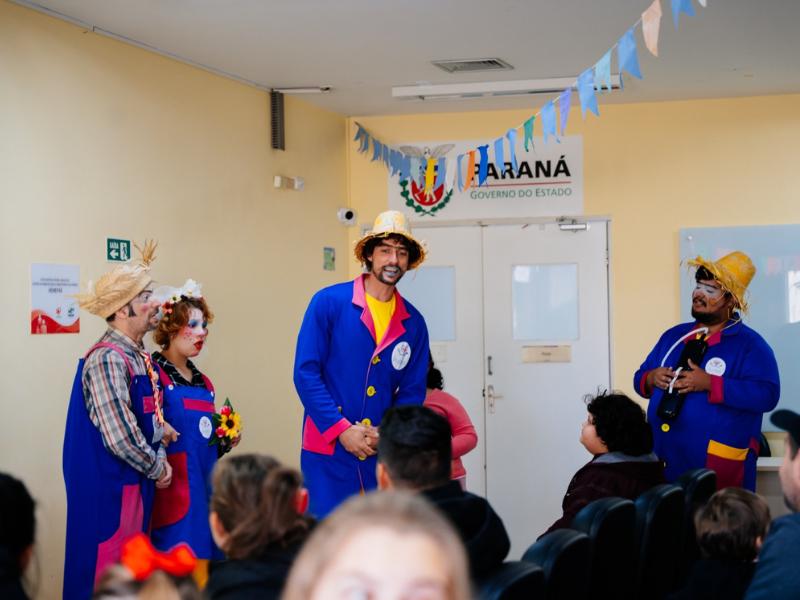 Casamento caipira invade hospital e transforma pacientes em padrinhos, daminhas e convidados com o Medicando Alegria