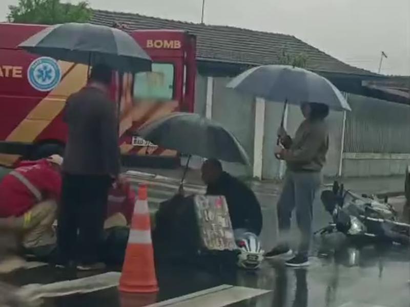 Motociclista de 20 anos fica ferido após colisão com carro em Campo Largo