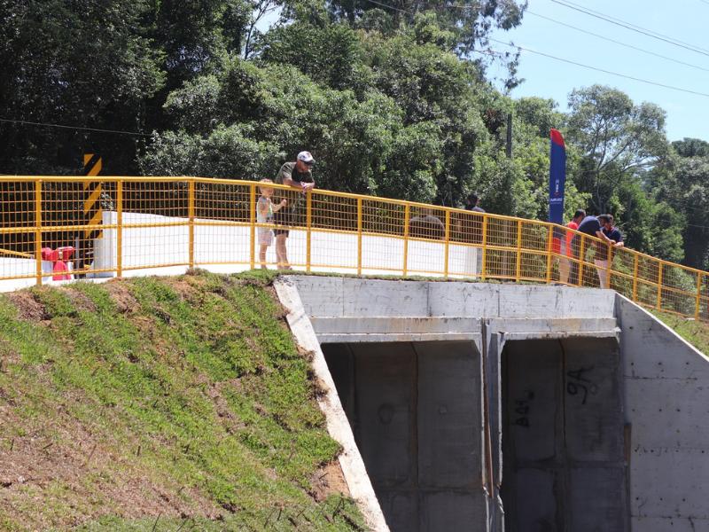 Moradores dos bairros Jardim Três Rios e Botiatuva recebem entrega antecipada da 
