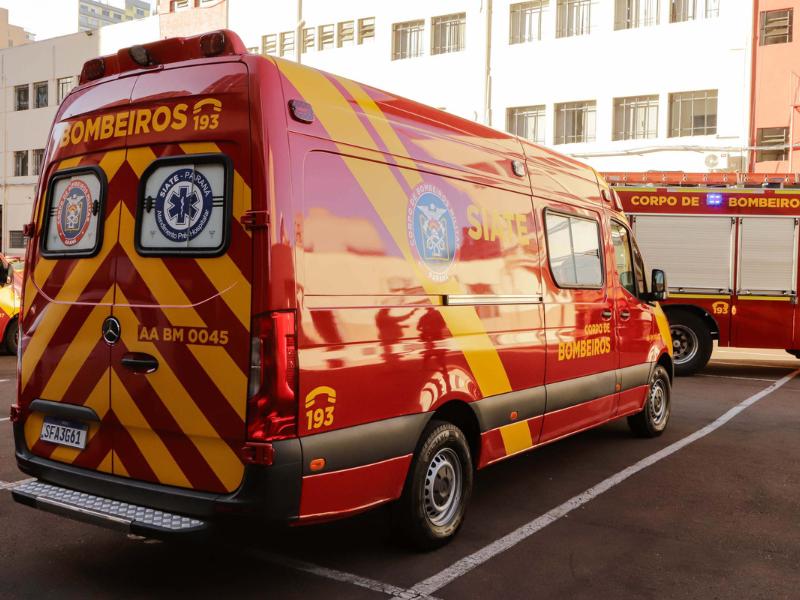 Mulher socorrida pelo SIATE após ser atropelada por moto no bairro Itaqui, em Campo Largo