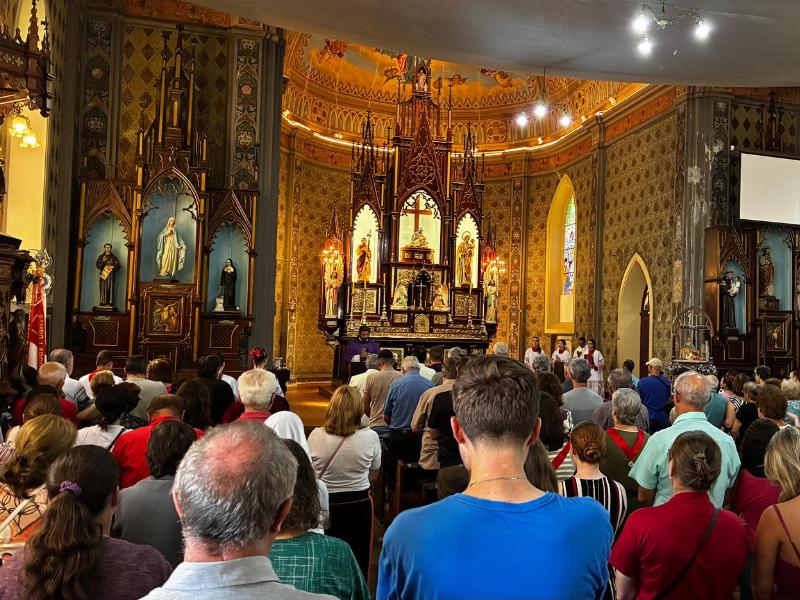 Igreja lotada marca missa de Quarta-Feira de Cinzas com chamado à mudança de vida