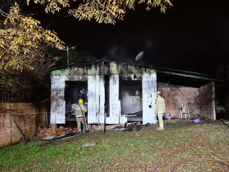 Incêndio destrói residência no Jardim Meliane e família perde todos os pertences 