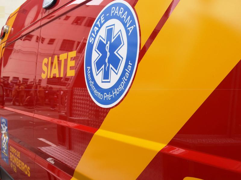 Homem atropelado é socorrido pelo SIATE na Avenida Marcelo Puppi, em Campo Largo