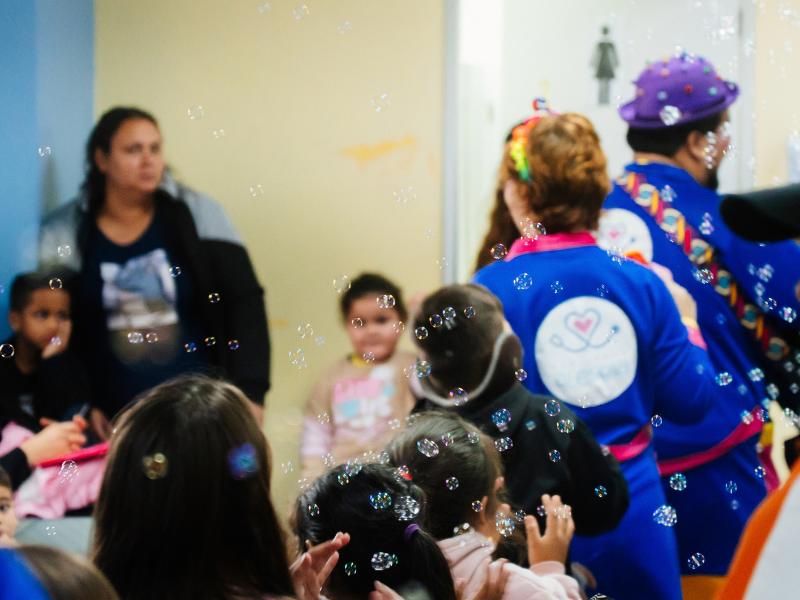 Com música e fantoches, Medicando Alegria celebra chegada da primavera no Hospital Infantil 