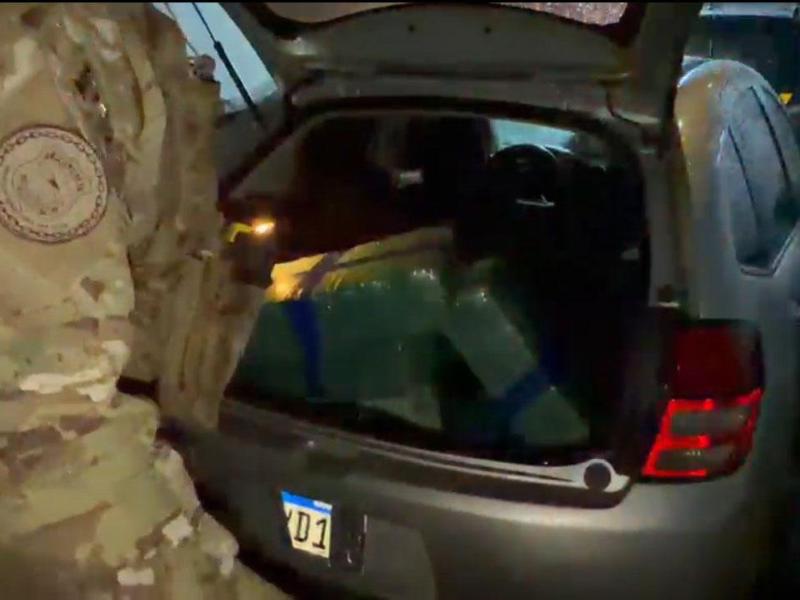 PRF apreende 306 kg de maconha após perseguição em Campo Largo