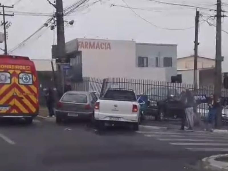 Homem fica ferido em colisão entre dois veículos na tarde deste sábado