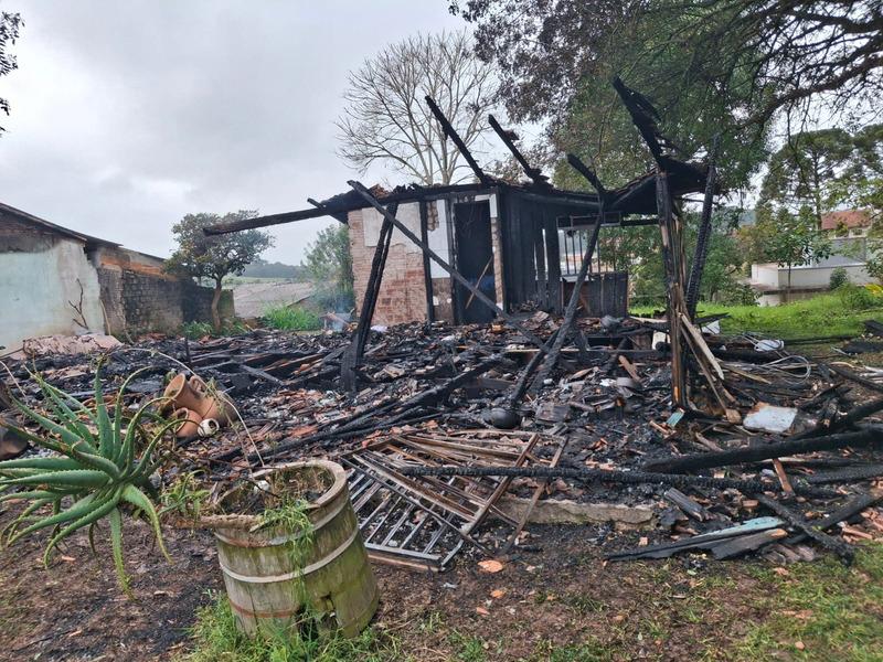 Corrente do Bem é organizada para ajudar professora que perdeu casa em incêndio