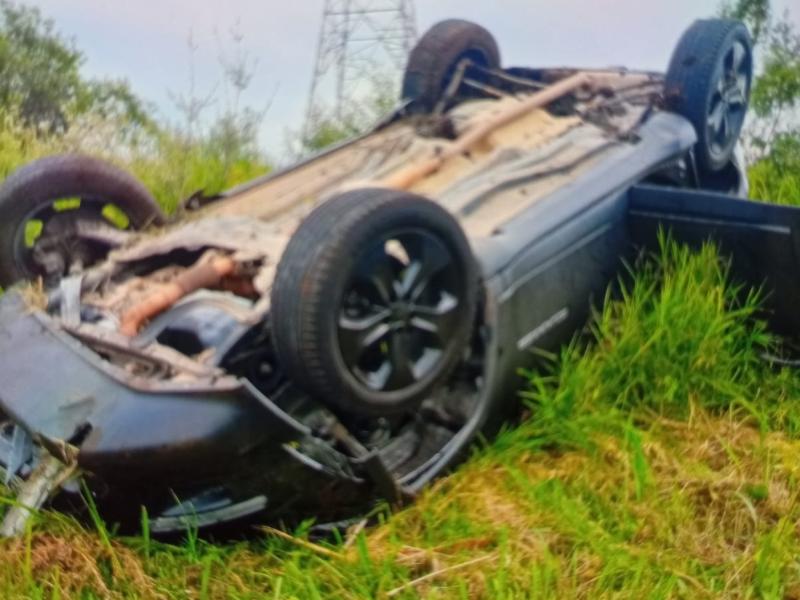 Jovem motorista fica ferido após capotar veículo na PR-151