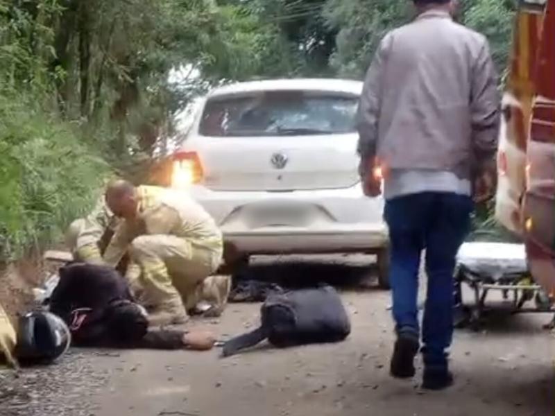 Motociclista é socorrido em estado grave após colisão entre moto e carro na região de Balsa Nova