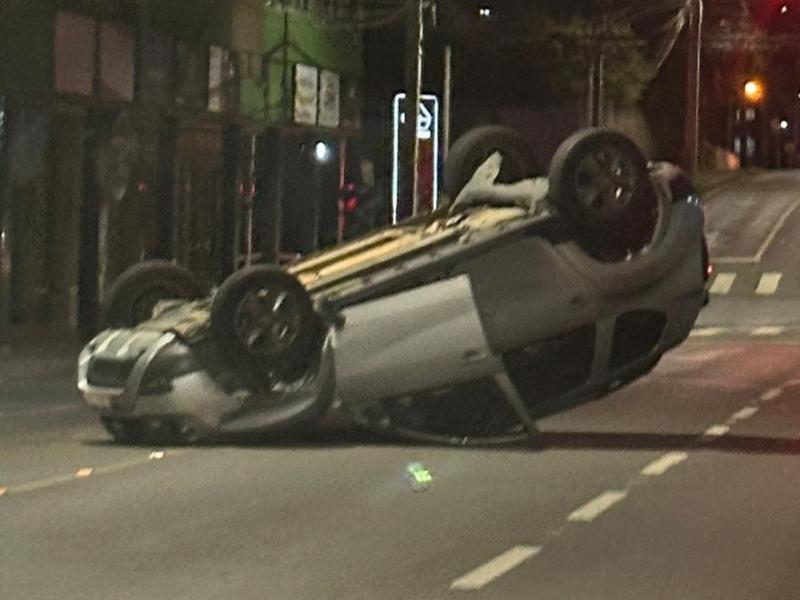 Capotamento é registrado na noite desta terça-feira em Campo Largo